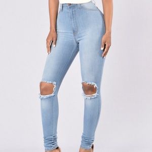High waisted skinny jeans, distressed knee.Size 11